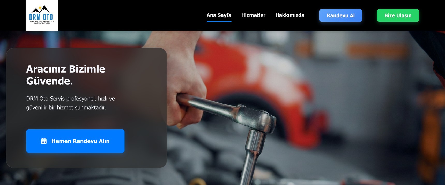 drmotoservis.com ana sayfasının üst bölümü: servis logosu, randevu düğmesi ve atölyede anahtarla çalışan bir el